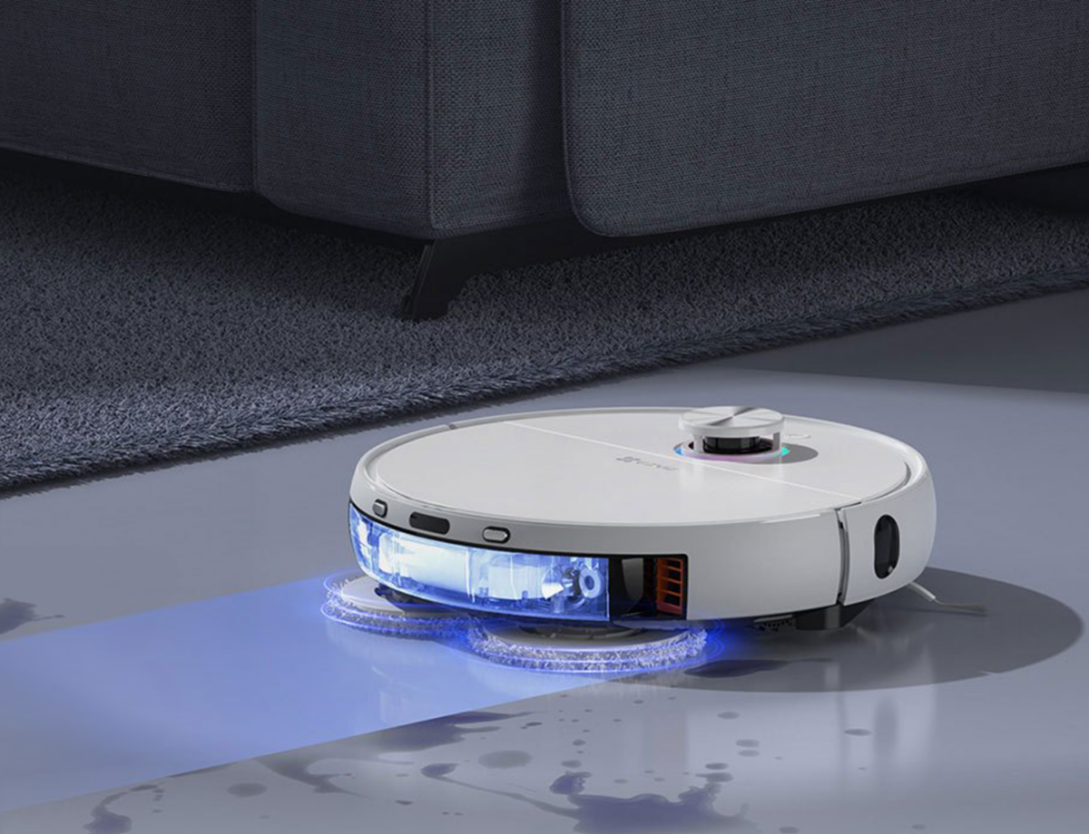 EZVIZ RS2 cleaning spill on floor