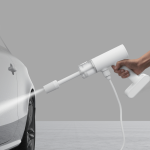 Xiaomi cordless high-pressure washer cleaning a vehicle